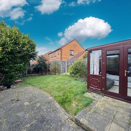 Clove, 3-4 Bed House With Garden, Free Parking, Sleeps 9 In Grays & Chafford Hundred Stifford Extérieur photo