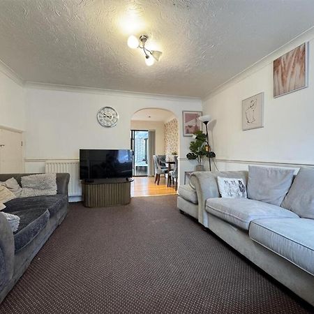 Clove, 3-4 Bed House With Garden, Free Parking, Sleeps 9 In Grays & Chafford Hundred Stifford Extérieur photo