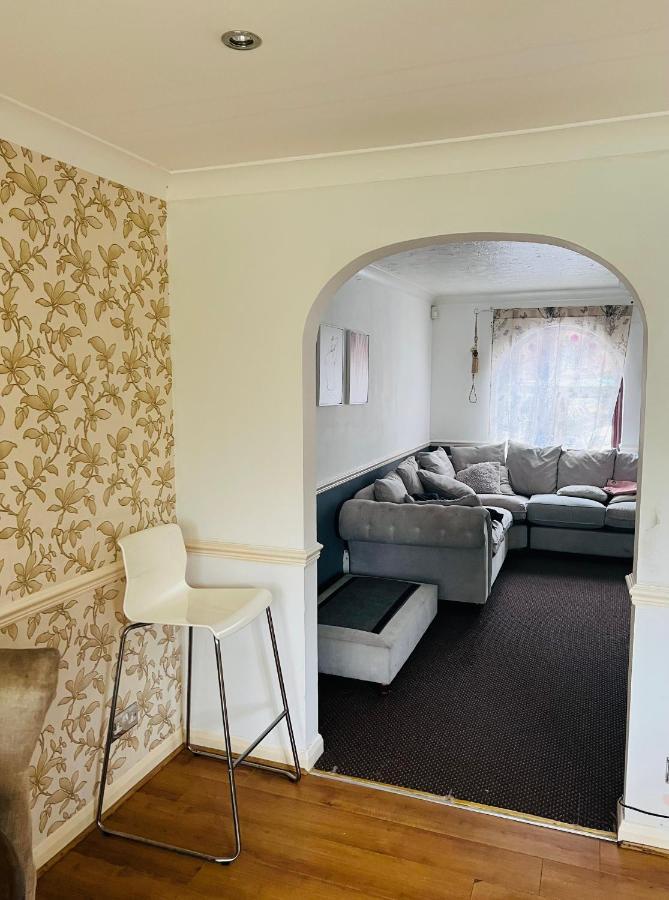 Clove, 3-4 Bed House With Garden, Free Parking, Sleeps 9 In Grays & Chafford Hundred Stifford Extérieur photo