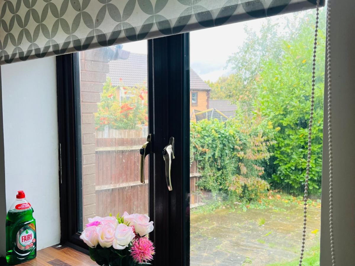 Clove, 3-4 Bed House With Garden, Free Parking, Sleeps 9 In Grays & Chafford Hundred Stifford Extérieur photo