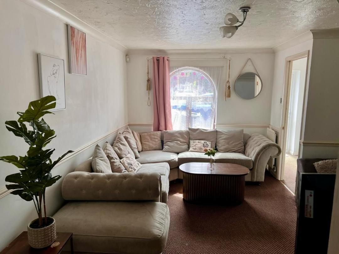 Clove, 3-4 Bed House With Garden, Free Parking, Sleeps 9 In Grays & Chafford Hundred Stifford Extérieur photo