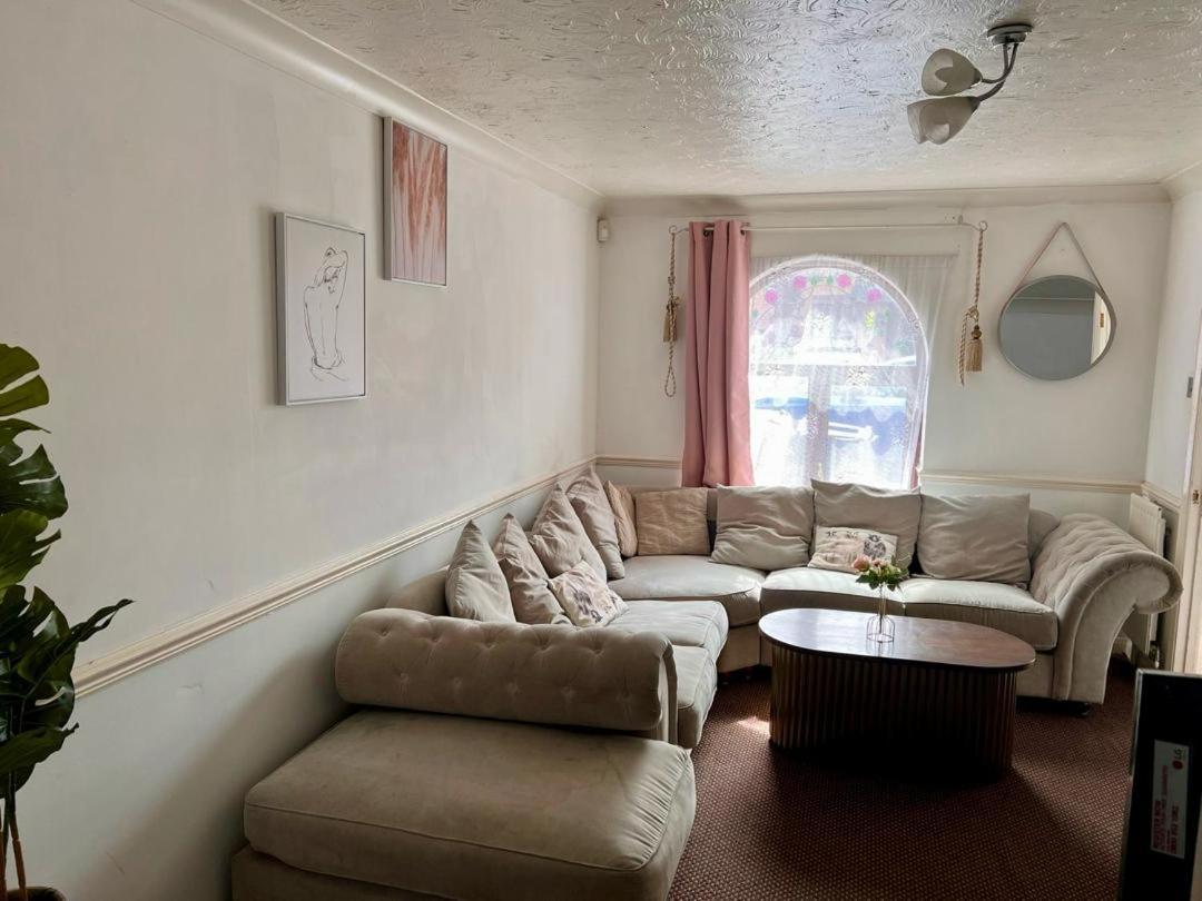 Clove, 3-4 Bed House With Garden, Free Parking, Sleeps 9 In Grays & Chafford Hundred Stifford Extérieur photo