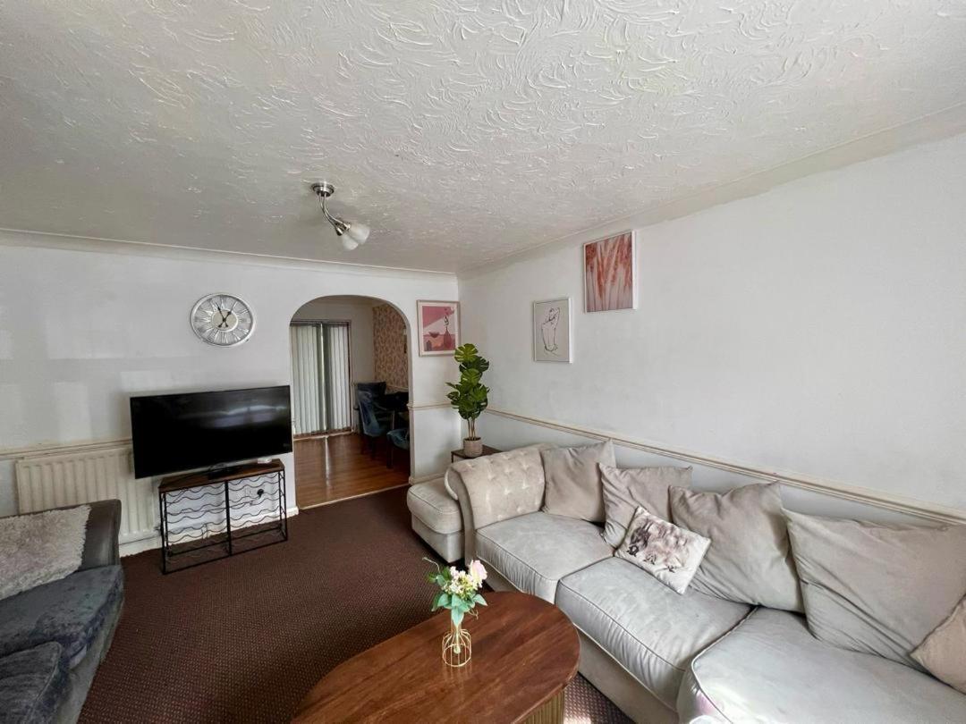 Clove, 3-4 Bed House With Garden, Free Parking, Sleeps 9 In Grays & Chafford Hundred Stifford Extérieur photo