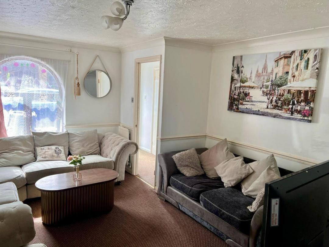 Clove, 3-4 Bed House With Garden, Free Parking, Sleeps 9 In Grays & Chafford Hundred Stifford Extérieur photo