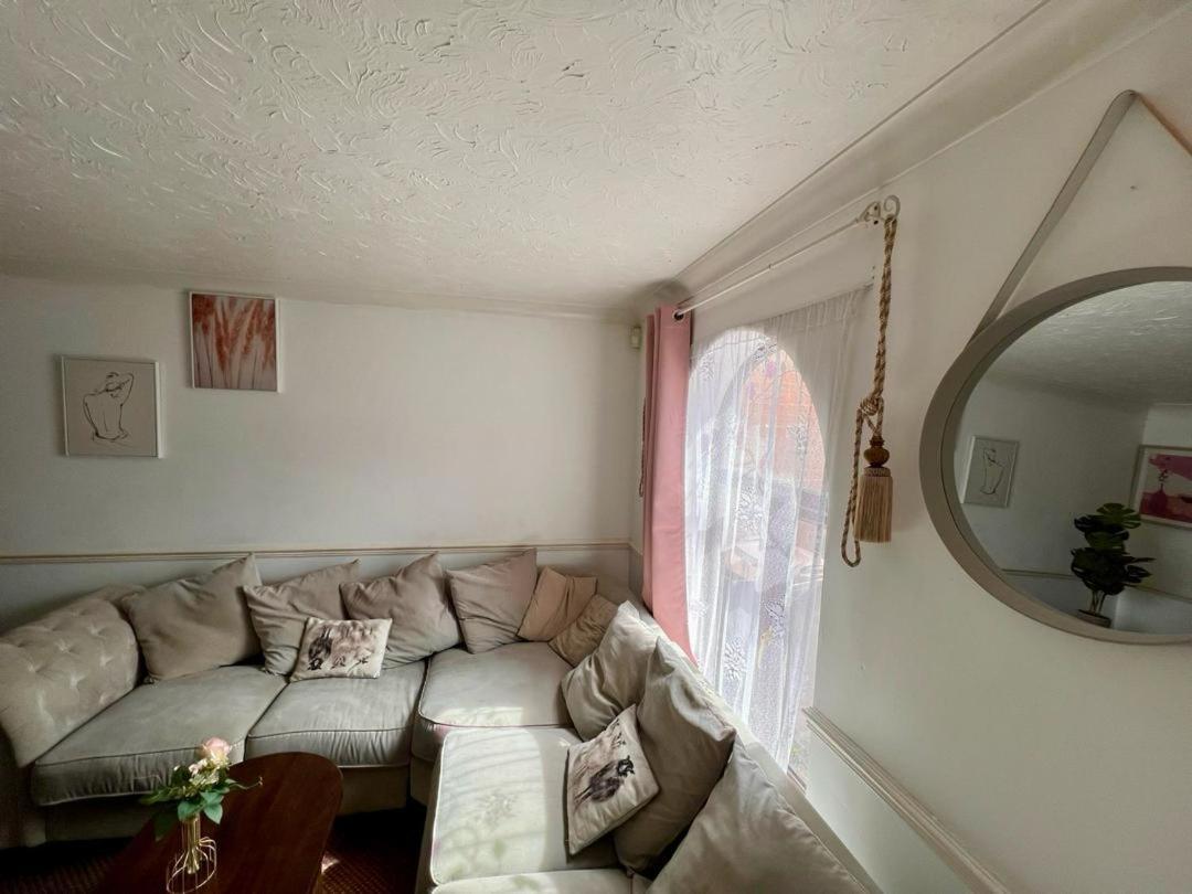 Clove, 3-4 Bed House With Garden, Free Parking, Sleeps 9 In Grays & Chafford Hundred Stifford Extérieur photo