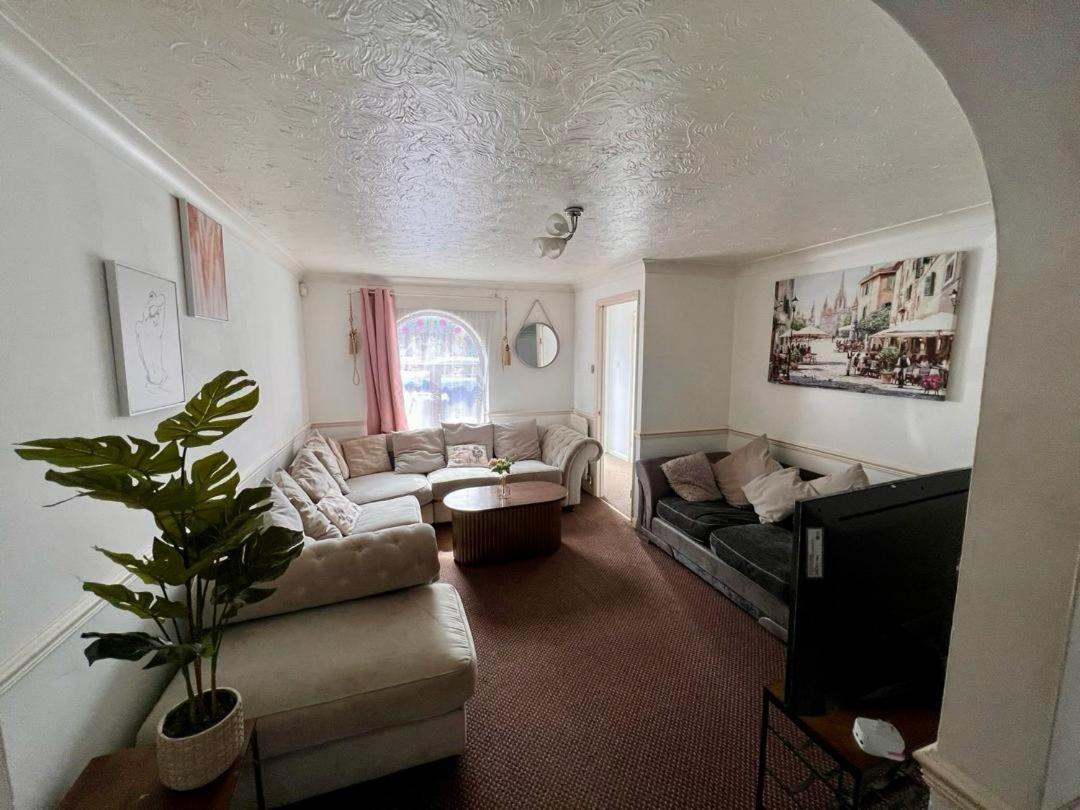 Clove, 3-4 Bed House With Garden, Free Parking, Sleeps 9 In Grays & Chafford Hundred Stifford Extérieur photo