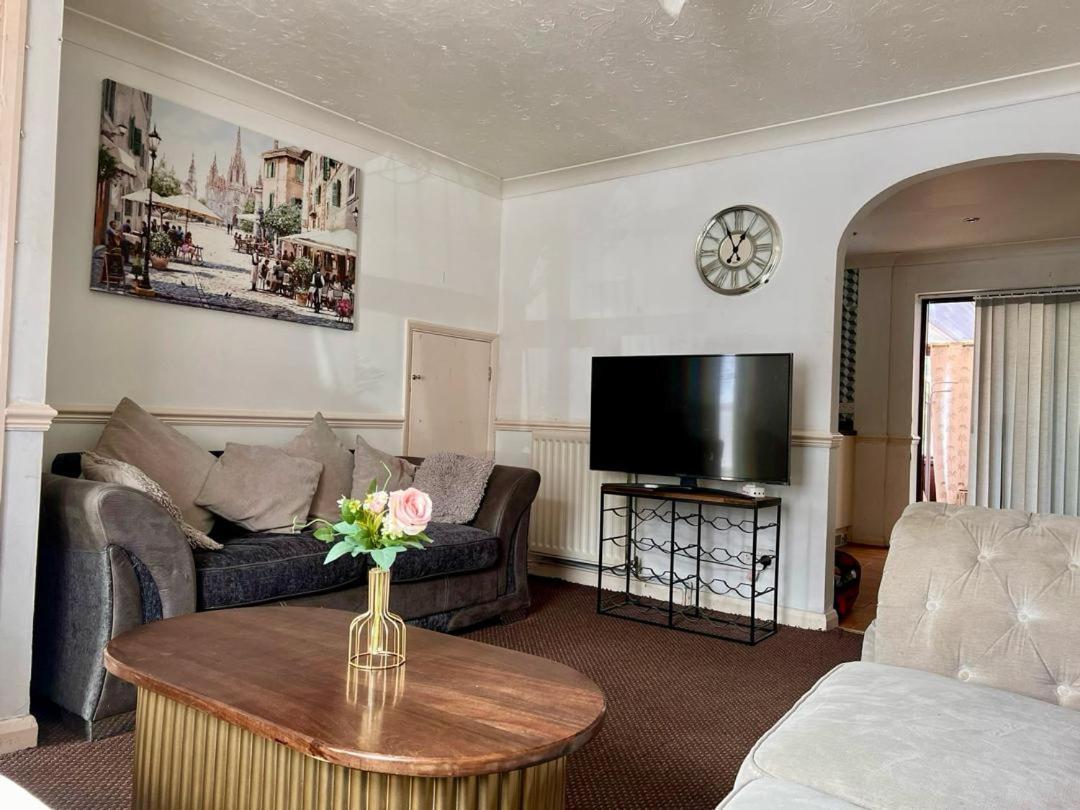 Clove, 3-4 Bed House With Garden, Free Parking, Sleeps 9 In Grays & Chafford Hundred Stifford Extérieur photo