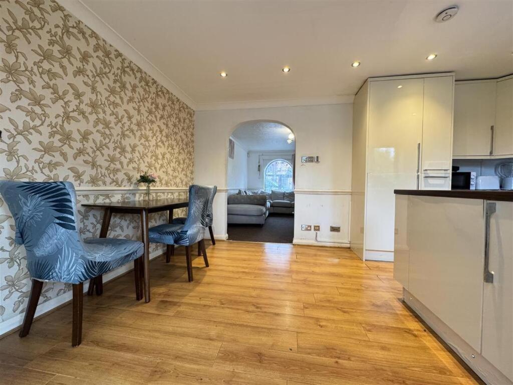 Clove, 3-4 Bed House With Garden, Free Parking, Sleeps 9 In Grays & Chafford Hundred Stifford Extérieur photo