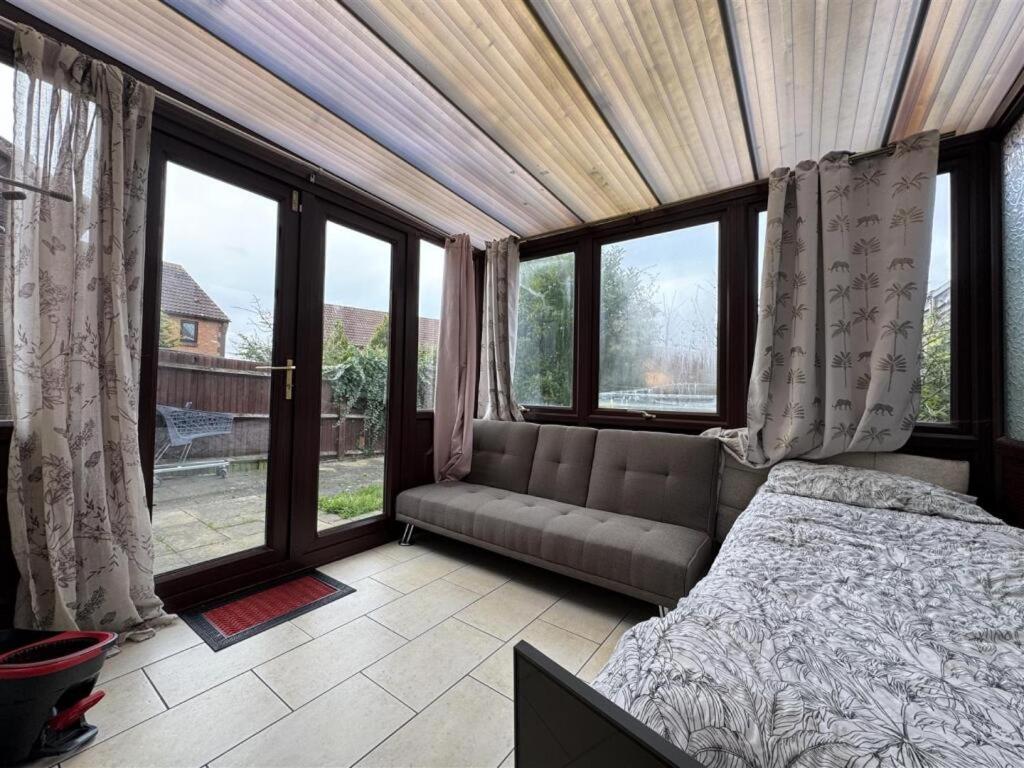 Clove, 3-4 Bed House With Garden, Free Parking, Sleeps 9 In Grays & Chafford Hundred Stifford Extérieur photo
