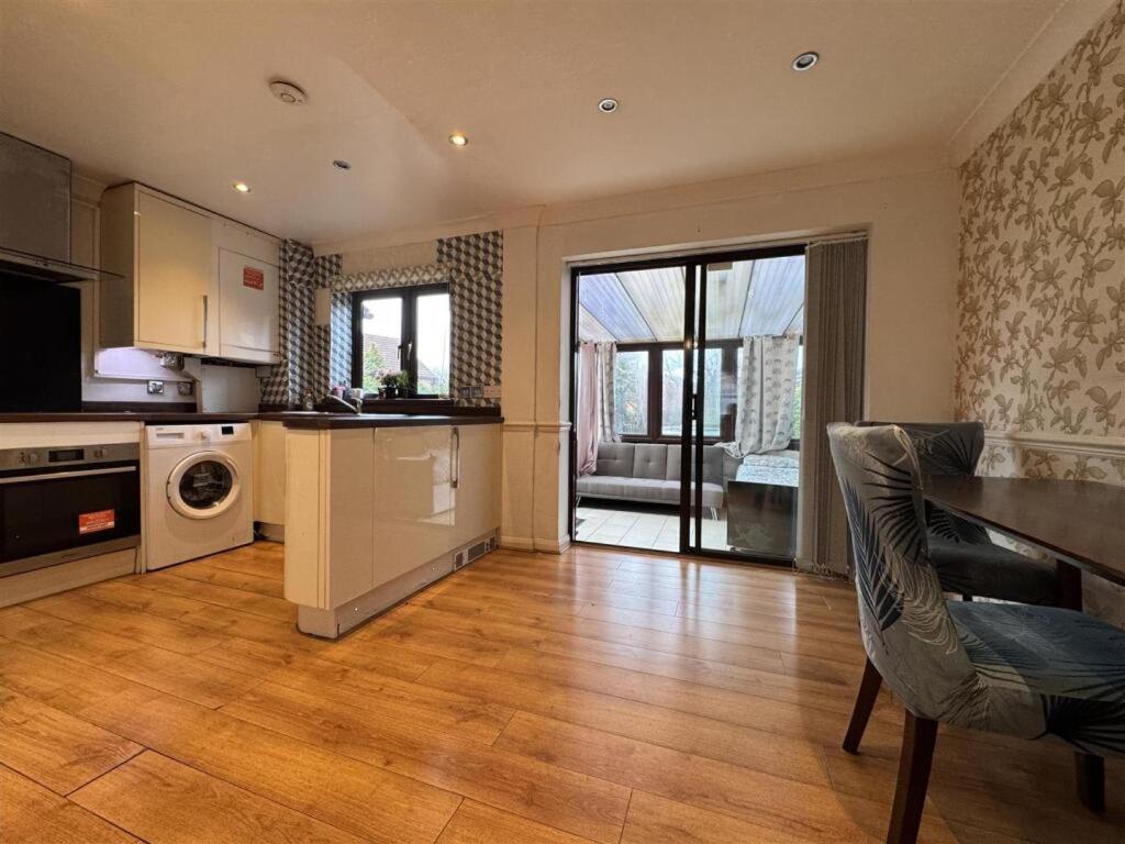 Clove, 3-4 Bed House With Garden, Free Parking, Sleeps 9 In Grays & Chafford Hundred Stifford Extérieur photo