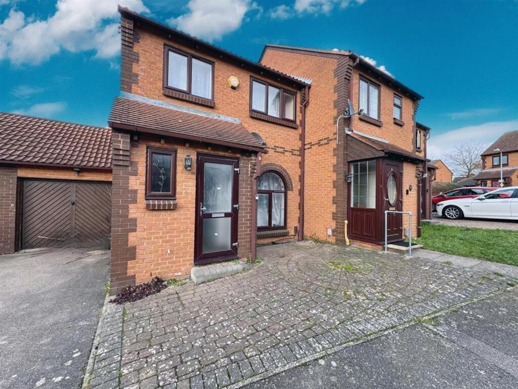 Clove, 3-4 Bed House With Garden, Free Parking, Sleeps 9 In Grays & Chafford Hundred Stifford Extérieur photo