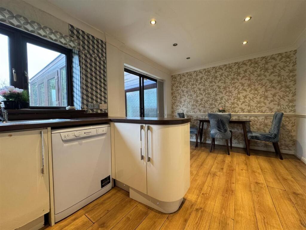 Clove, 3-4 Bed House With Garden, Free Parking, Sleeps 9 In Grays & Chafford Hundred Stifford Extérieur photo